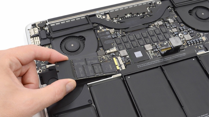 Mang MacBook đến trung tâm sửa chữa khi không thể tự thực hiện