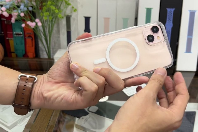 Tháo ốp lưng của iPhone