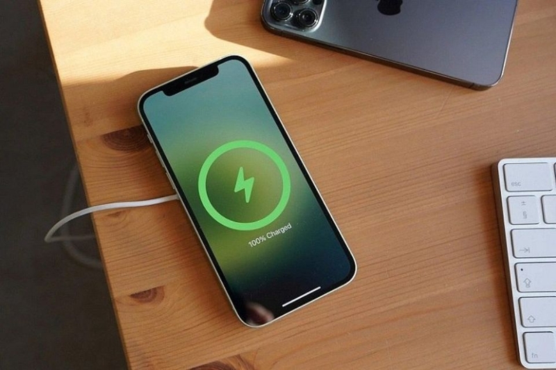 Có nên sạc pin đầy 100 cho iPhone không? Lý do vì sao?