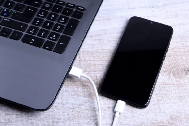 Sạc điện thoại bằng cổng USB