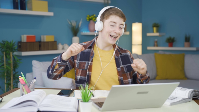 có nên vừa nghe nhạc vừa học bài 3.jpg