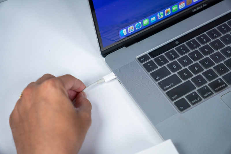 Có nên vừa sạc vừa dùng Macbook (ảnh 4)