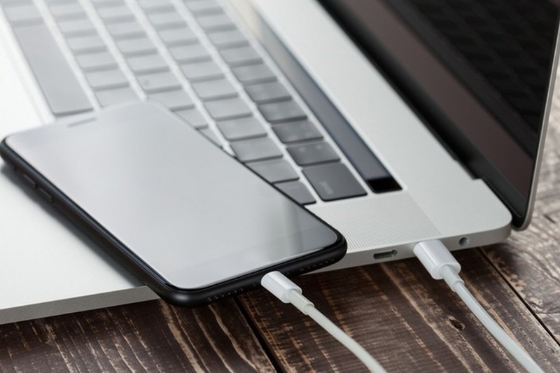 Hạn chế khi sạc điện thoại bằng laptop