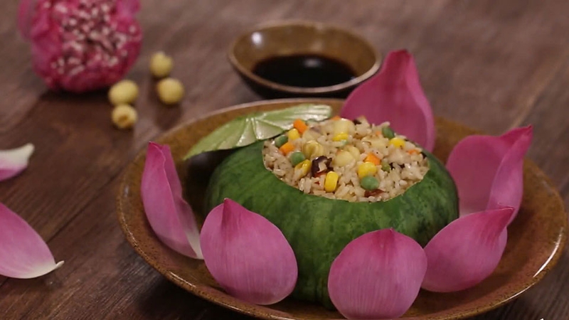 Trang trí hoàn thiện món cơm chay hấp lá sen