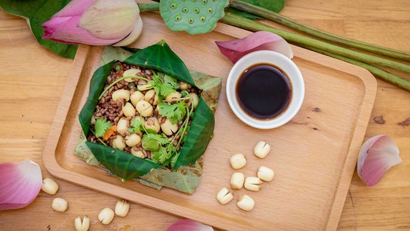 Cơm hấp lá sen là một món ăn đặc sản Huế