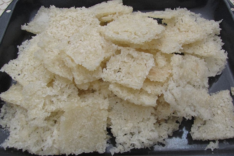 Bước 2: Sấy khô cơm