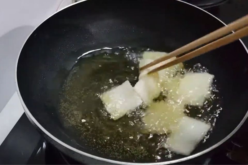 Bước 4: Chiên cơm