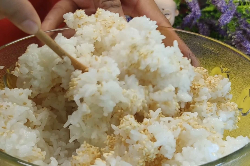 Dùng muỗng hoặc đũa trộn đều