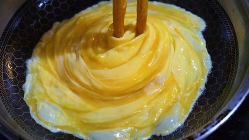 Cơm chiên lốc xoáy phủ trứng 5