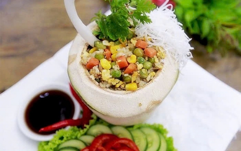 Cơm chiên trái dừa ảnh 1