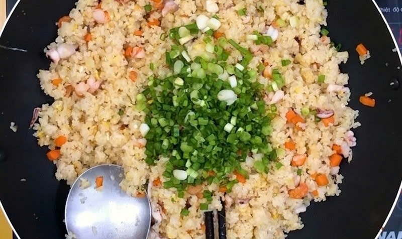 Cơm chiên trái dừa ảnh 4