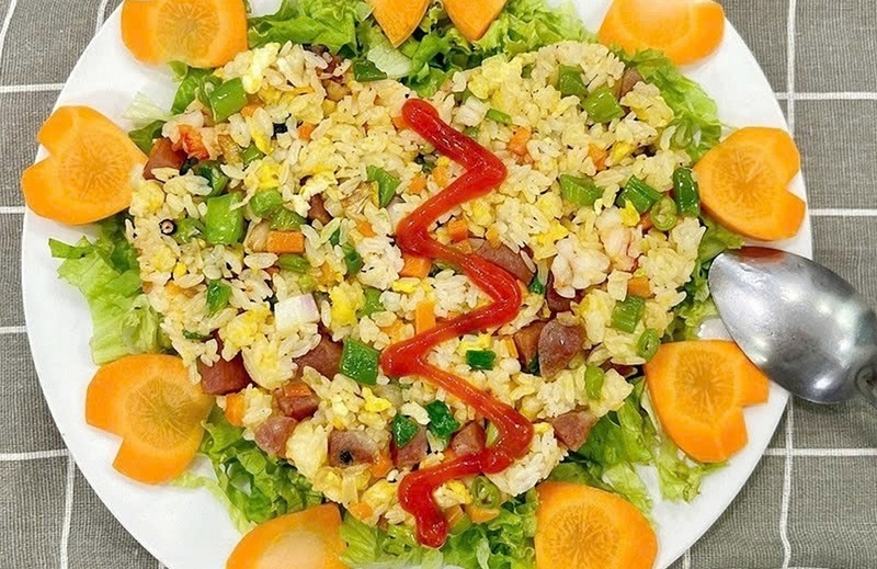 Cơm chiên trái tim ảnh 1