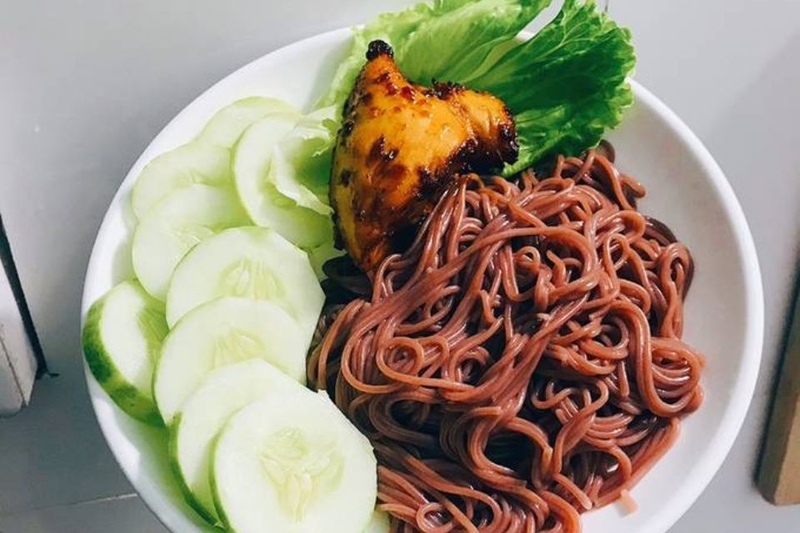 Bún thịt nướng eat clean với bún lứt