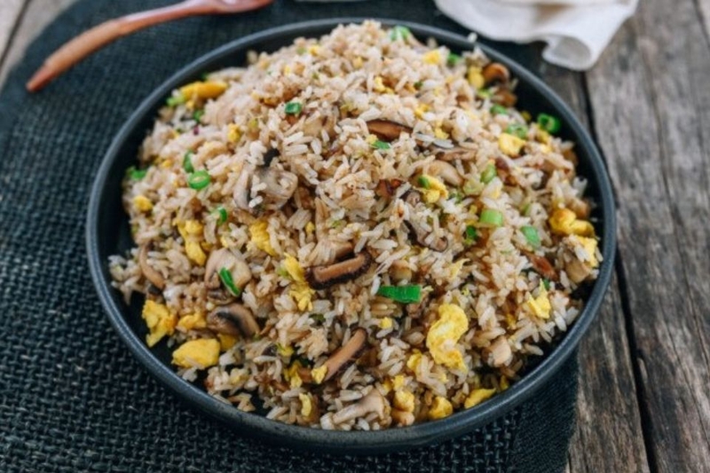 Cơm gạo đen xào trứng và nấm