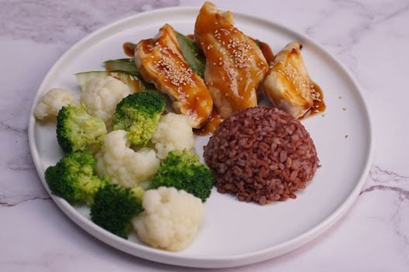 Cơm gạo lứt với ức gà và rau củ hấp
