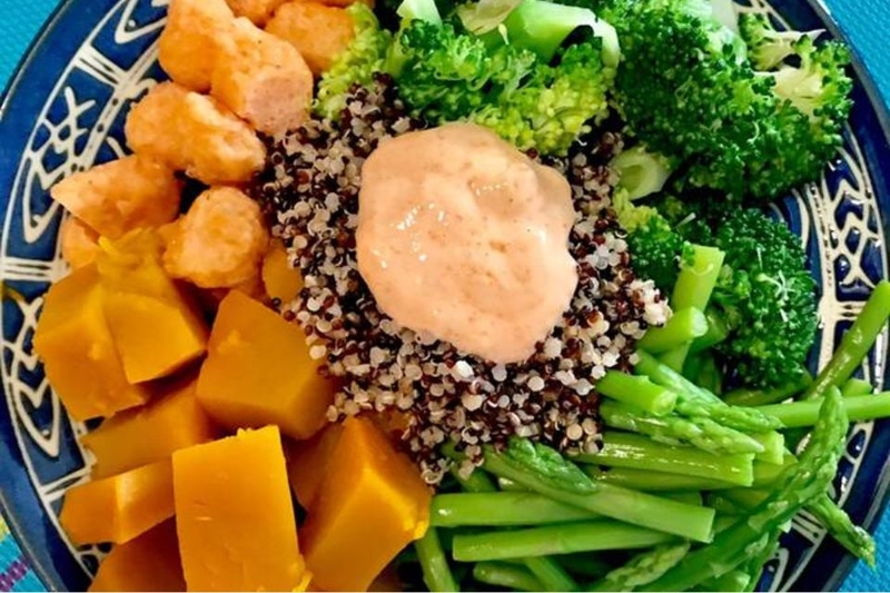 Cơm quinoa trộn cá ngừ và salad rau củ