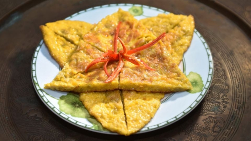 Trứng chiên cốm xanh với thịt
