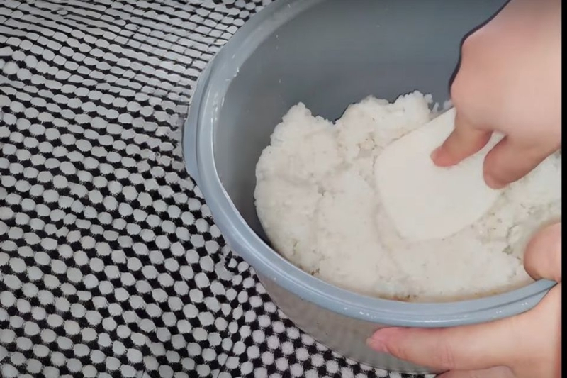 cơm nguội làm bánh gạo mật ong