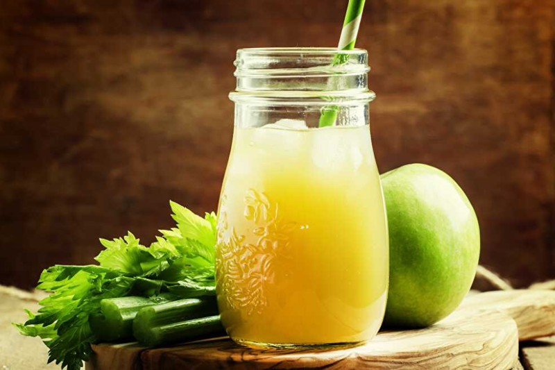 Nước ép táo và cần tây
