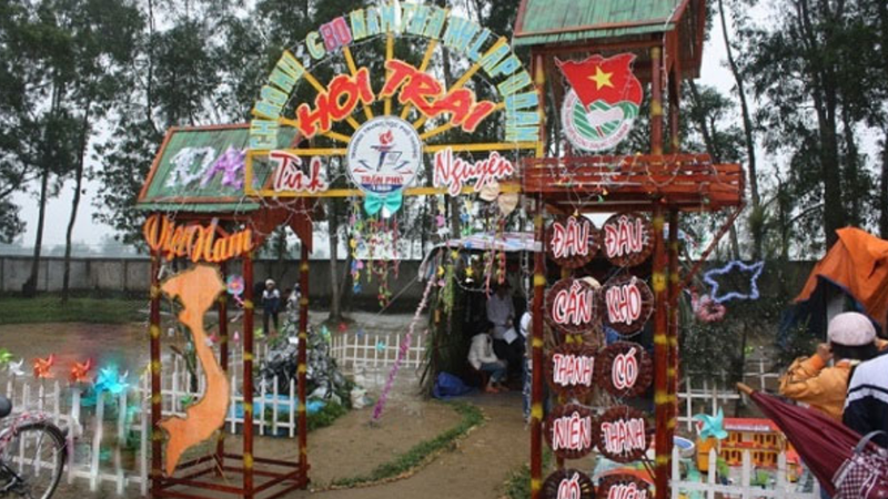 Cổng trại chủ đề “vững bước”