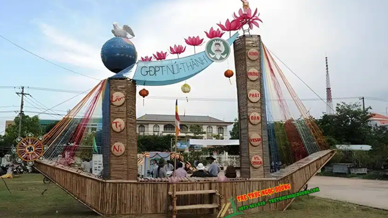 Cổng trại hình con thuyền