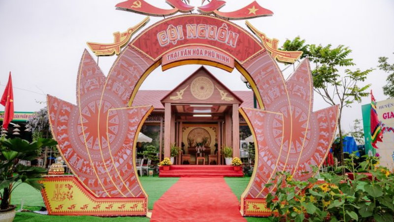 Cổng trại hình trống đồng