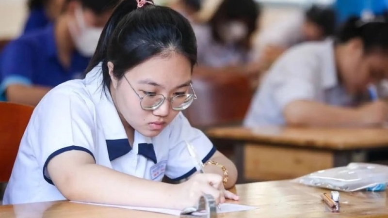 Khối D27 gồm các môn Toán, Vật Lý và Tiếng Anh sẽ thi theo hình thức trắc nghiệm