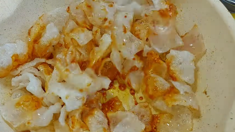 Bước 4: Trộn sốt và hoàn thành