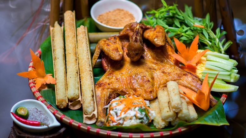 Gà nướng và cơm lam