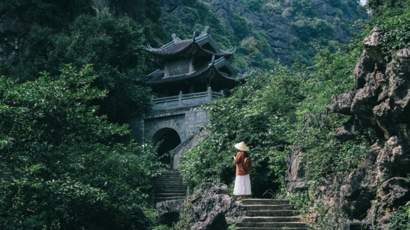 Hang Múa và động Am Tiên