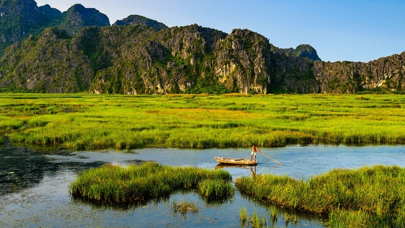 Đầm Vân Long là một trong những điểm đến nổi tiếng của Ninh Bình