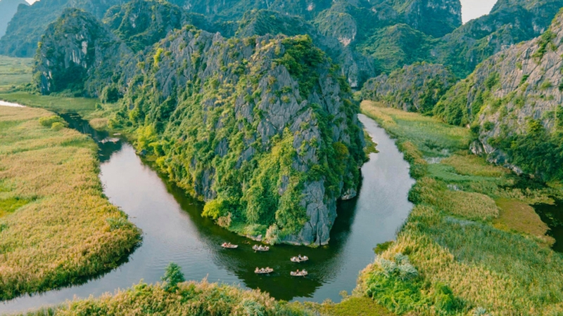 Đầm Vân Long khi nhìn từ trên cao