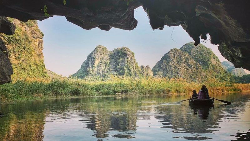 Trải nghiệm chèo thuyền khám phá hang động