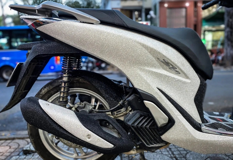 Dán decal xe có bị phạt không (ảnh 1)