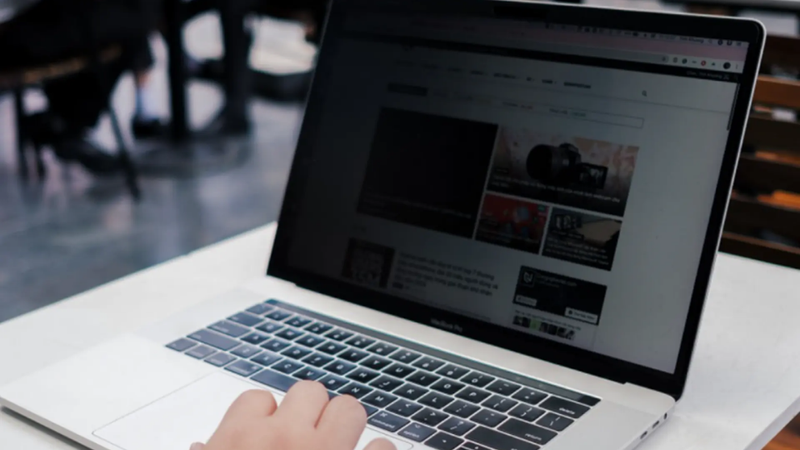 Dán màn hình chống nhìn trộm MacBook 5