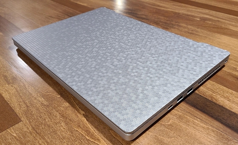 Dán skin laptop phong cách tối giản