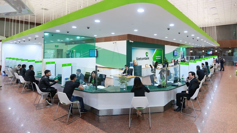Nhân viên ngân hàng sẽ hỗ trợ hủy SMS Banking Vietcombank