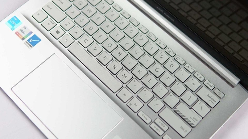 Bàn phím và touchpad tiện lợi