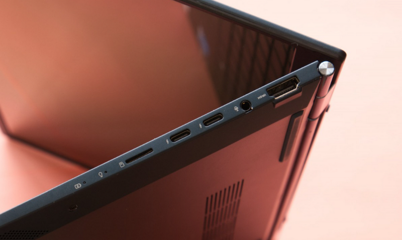 ASUS ZenBook 14X OLED được trang bị khá đầy đủ các cổng cần thiết