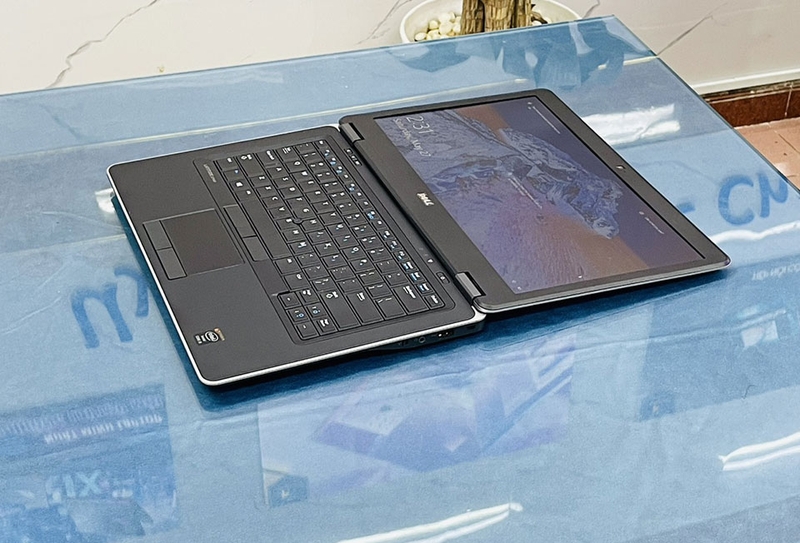 Đánh giá Dell E7740 - 05