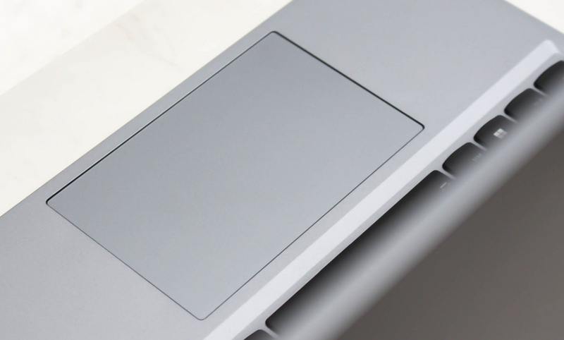 Trackpad nhỏ gọn nhưng cứng cáp