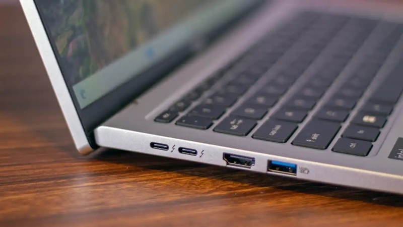 Laptop Acer Swift được trang bị đầy đủ cổng kết nối không dây và có dây