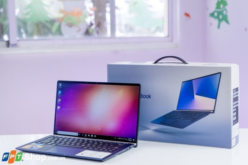UX333FA cũng được hoàn thiện từ kim loại, toát lên vẻ tỉ mỉ và sang trọng