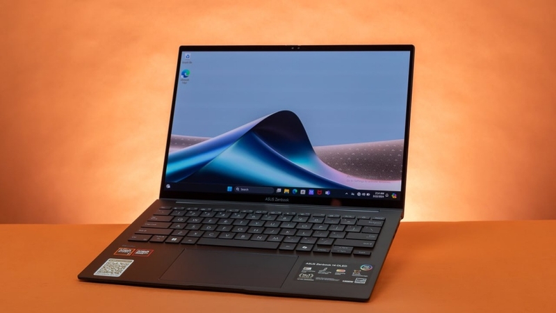 Màn hình laptop kích thước 14 inch cùng độ phân giải 2880 x 1800 pixel