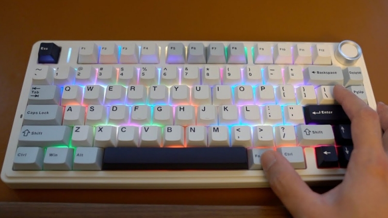 Sản phẩm trang bị layout 80 phím với keycap làm bằng nhựa PBT