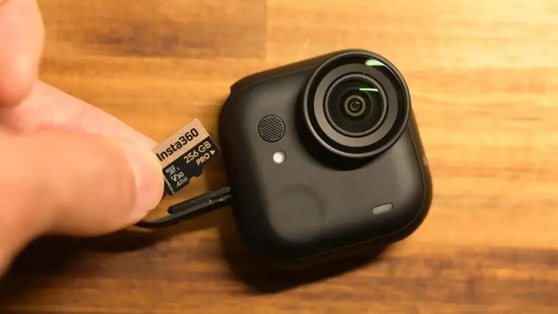Insta360 GO Ultra hỗ trợ lưu trữ bằng thẻ nhớ microSD