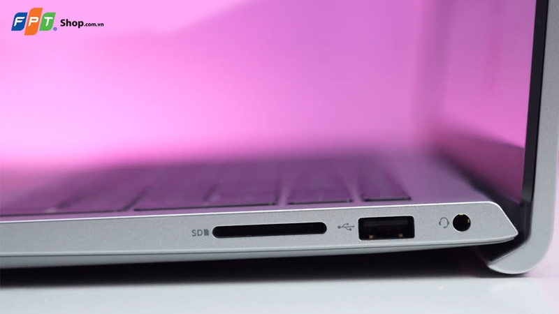 DELL 15 DC15255 có đủ các cổng kết nối cơ bản