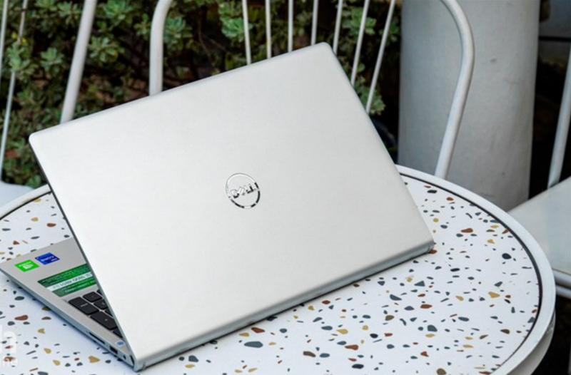 Nắp lưng và chiếu nghỉ tay của Dell Inspiron 15 3530 được chế tạo từ kim loại