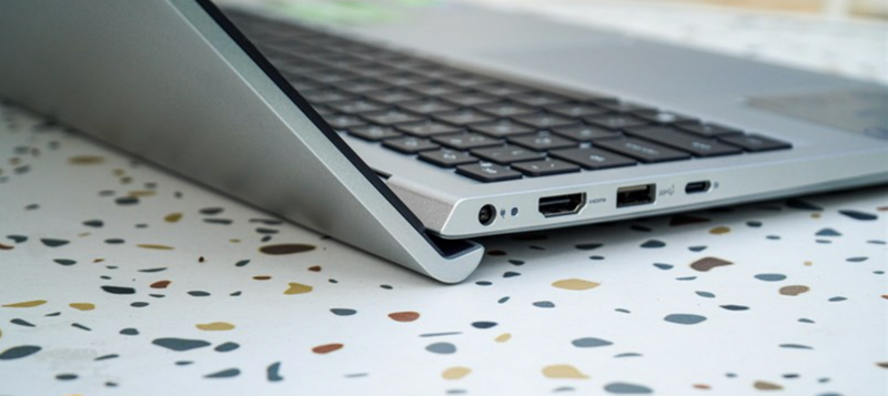 Mặt trước của Dell Inspiron 15 3530 duy trì phong cách thiết kế tối giản