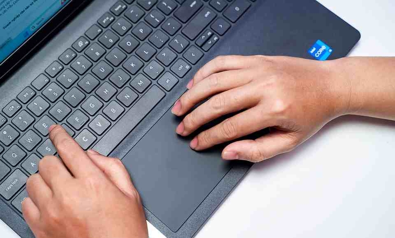 Dell Inspiron 3520 được trang bị bàn phím full-size